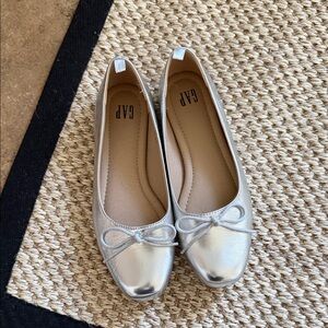 GAP Metallic Silver Bow Ballet Flats, size 6